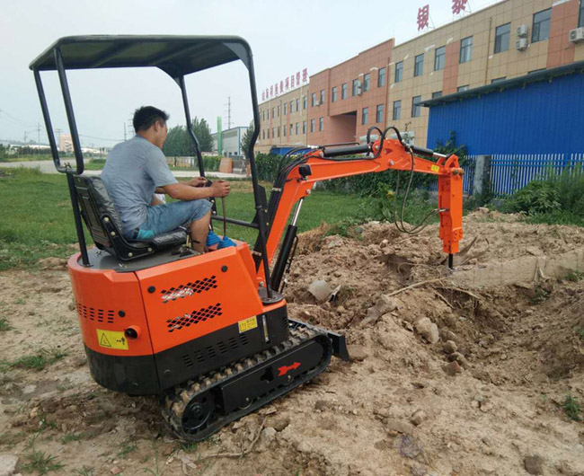 農(nóng)田改造小挖掘機(jī)