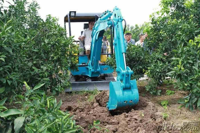 小型挖掘機挖土作業